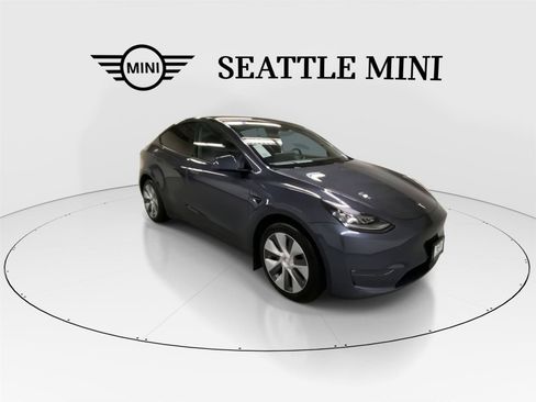Used 2022 Tesla Model Y Long Range image 2