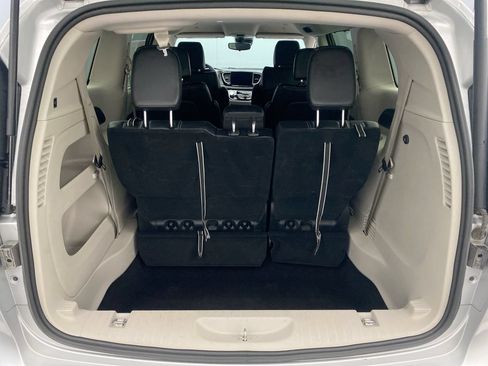 Used 2024 Chrysler Pacifica Touring-L FWD image 25