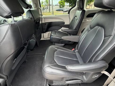 Used 2024 Chrysler Pacifica Touring-L FWD image 32
