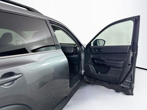Used 2025 Nissan Pathfinder SV AWD/4WD image 33