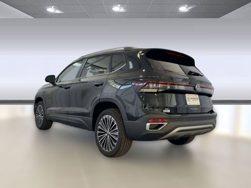 New 2026 Volkswagen Taos SE image 3