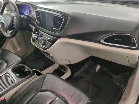 Used 2017 Chrysler Pacifica Touring-L Plus w/ Tire & Wheel Group image 27