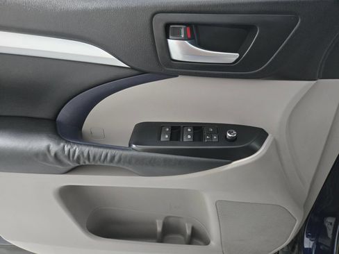 Used 2014 Toyota Highlander XLE FWD image 23