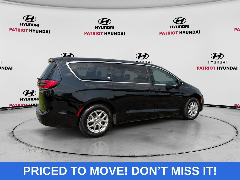 Used 2025 Chrysler Pacifica Select FWD image 3