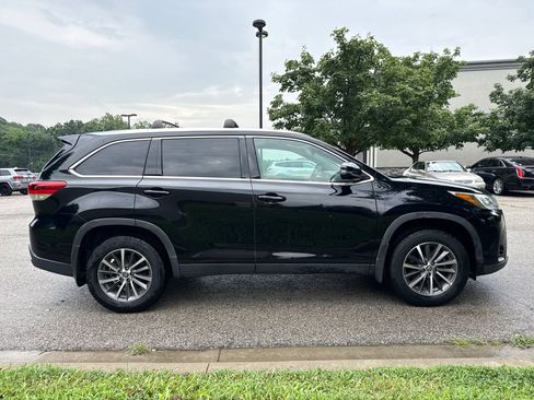 Used 2019 Toyota Highlander XLE w/ Carpet Mat Package (TMS) AWD/4WD image 4