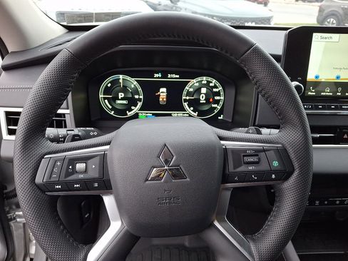 New 2025 Mitsubishi Outlander SE image 18