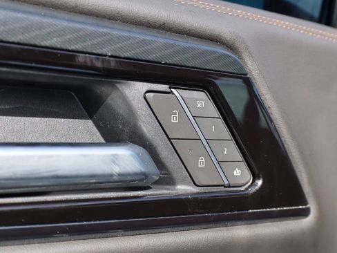 Used 2025 GMC Yukon XL AT4 AWD/4WD image 6