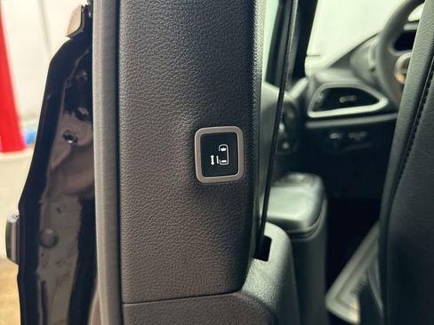 Used 2025 Chrysler Pacifica Select image 24