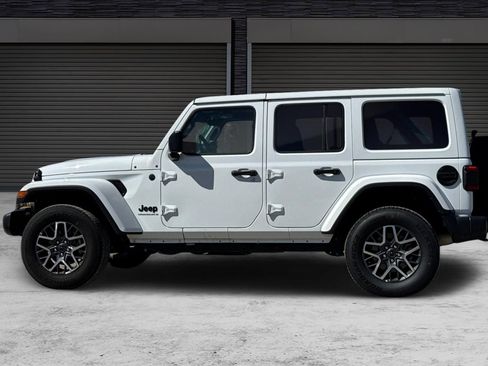 Used 2025 Jeep Wrangler Unlimited Sahara AWD/4WD image 7
