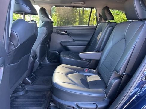 Used 2021 Toyota Highlander XLE AWD/4WD image 29
