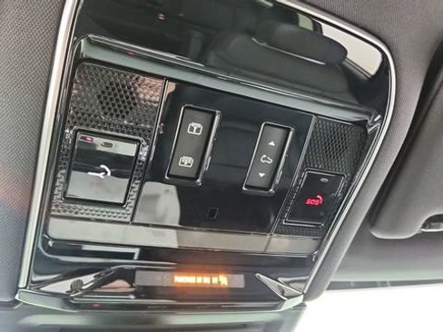 Used 2025 Land Rover Range Rover SE image 54