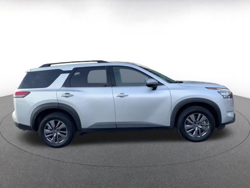 Used 2025 Nissan Pathfinder SV image 16