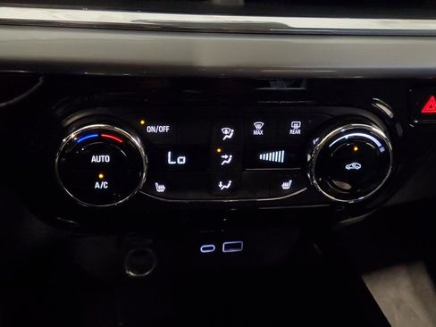 Used 2025 Chevrolet Trax LT w/ LT Convenience Package FWD image 19