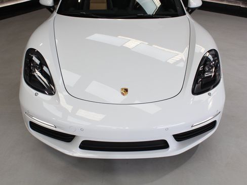 Used 2021 Porsche 718 Boxster w/ Premium Package RWD image 17