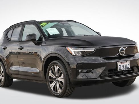 Used 2023 Volvo XC40 Recharge Plus image 3