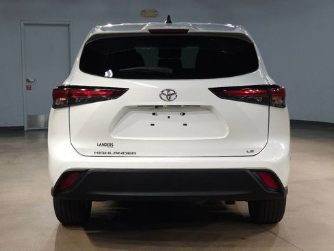 Certified 2025 Toyota Highlander LE FWD image 6