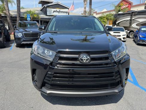Used 2019 Toyota Highlander SE image 2