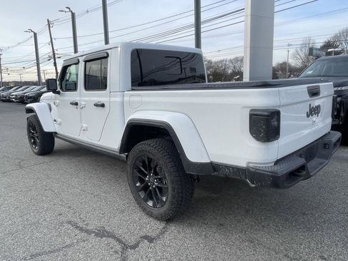 Used 2025 Jeep Gladiator Sport image 8