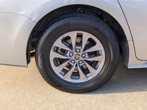 Used 2021 Toyota Sienna LE FWD image 3