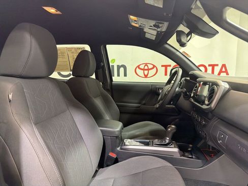 Used 2019 Toyota Tacoma TRD Off-Road image 12