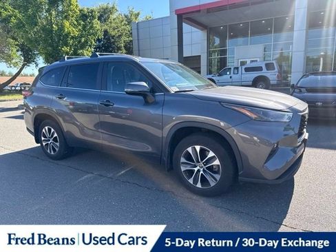 Used 2023 Toyota Highlander XLE AWD/4WD image 3