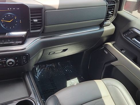 Used 2024 Chevrolet Silverado 2500 ZR2 w/ Technology Package AWD/4WD image 6