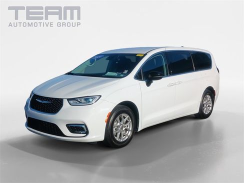 Used 2024 Chrysler Pacifica Touring-L image 3
