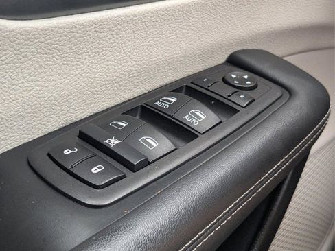 Used 2024 Chrysler Pacifica Touring-L FWD image 21