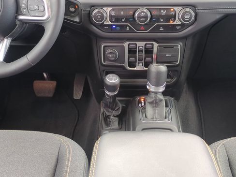 Used 2025 Jeep Wrangler Unlimited Sahara AWD/4WD image 20