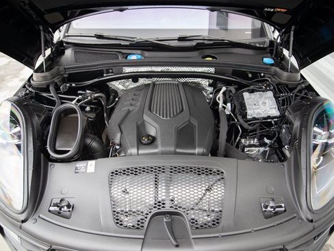 Certified 2025 Porsche Macan image 31