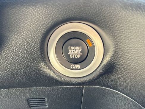 Used 2025 Chrysler Pacifica Select FWD image 17