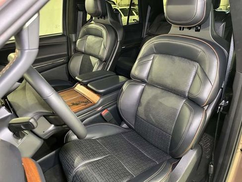 Used 2025 Lincoln Navigator Black Label image 17