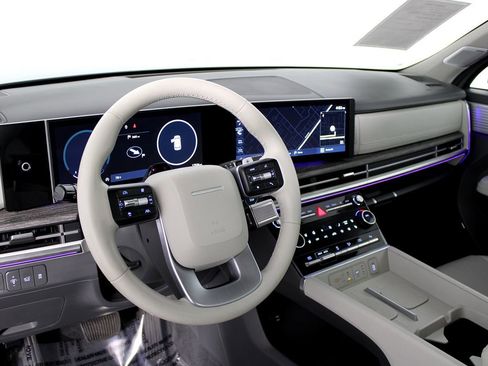 Used 2025 Hyundai Santa Fe Limited image 7