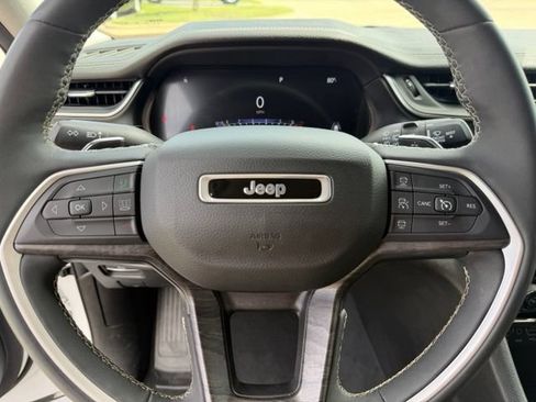 Used 2023 Jeep Grand Cherokee L Limited w/ Black Appearance Package AWD/4WD image 15
