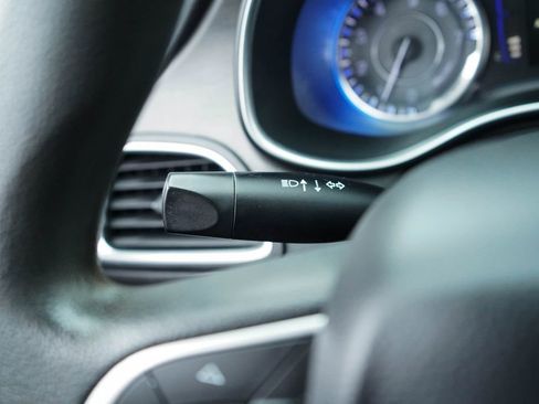 Used 2016 Chrysler 200 Limited image 28