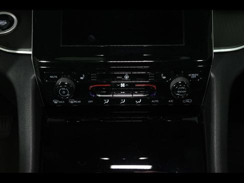 Used 2024 Jeep Grand Cherokee L Altitude AWD/4WD image 28