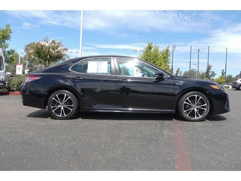 Used 2018 Toyota Camry SE w/ Audio Package FWD image 2