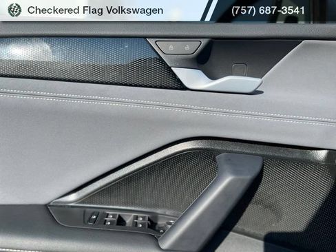 Used 2025 Volkswagen Tiguan SE AWD/4WD image 16