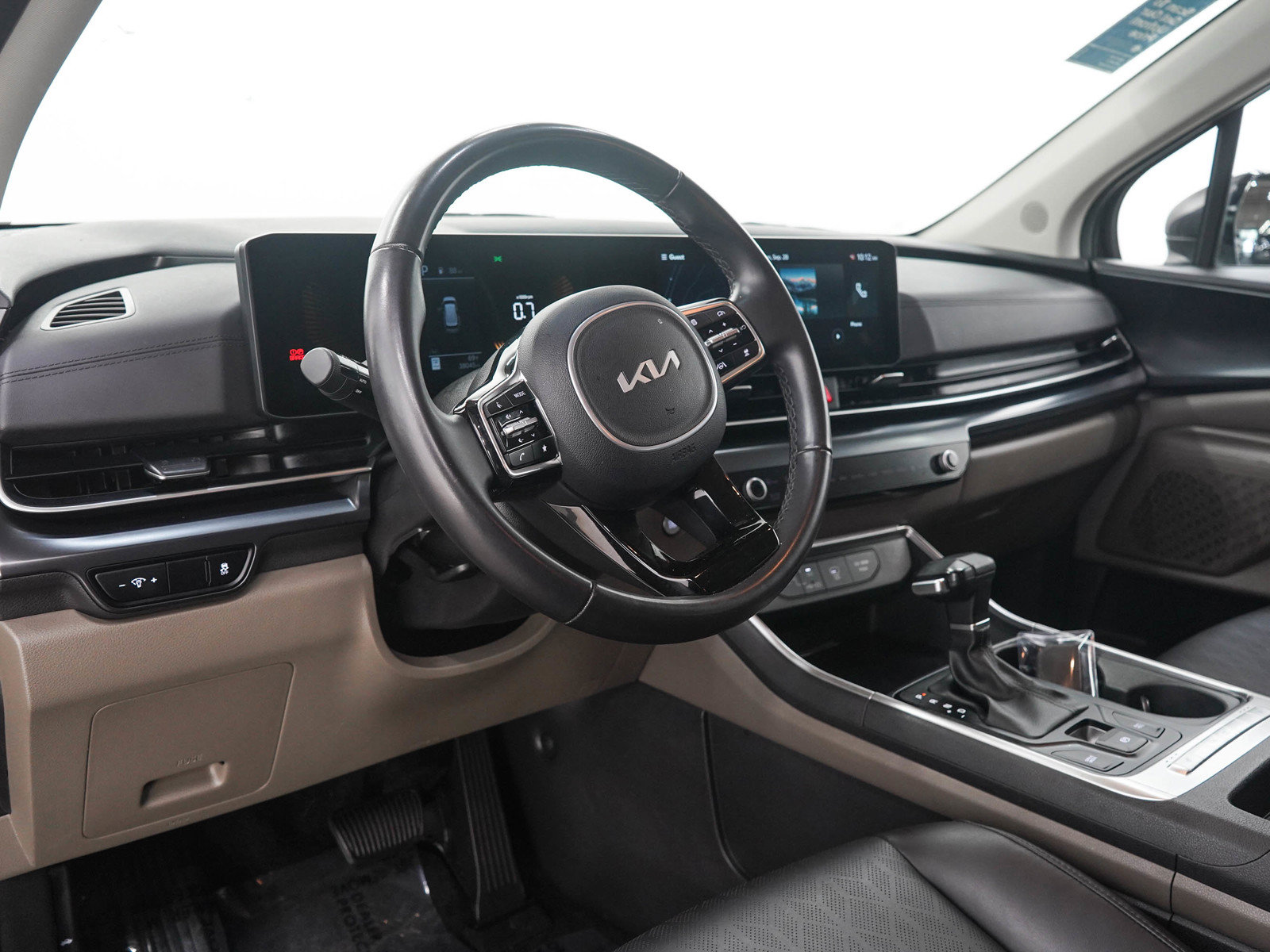 Used 2025 Kia Carnival FWD image 25