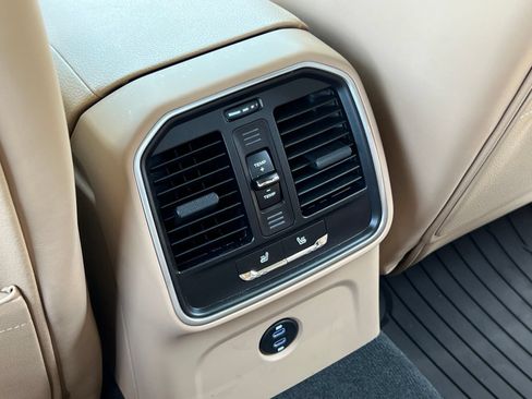 Certified 2025 Porsche Macan AWD/4WD image 21