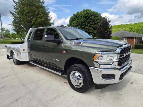 Used 2022 RAM 3500 Tradesman w/ Chrome Appearance Group AWD/4WD image 3