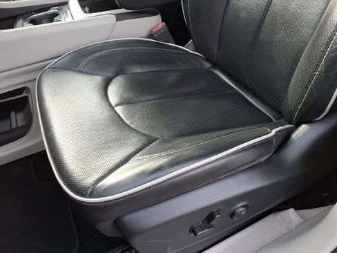 Certified 2023 Chrysler Pacifica Limited image 11