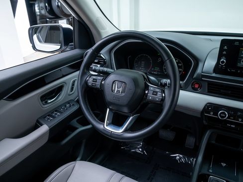 Used 2025 Honda Pilot EX-L image 10