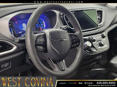 Used 2024 Chrysler Pacifica Limited FWD image 23