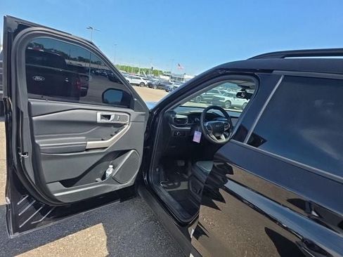 Used 2023 Ford Explorer XLT w/ Equipment Group 202A AWD/4WD image 19