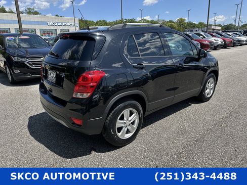 Used 2022 Chevrolet Trax LT w/ LT Convenience Package image 5