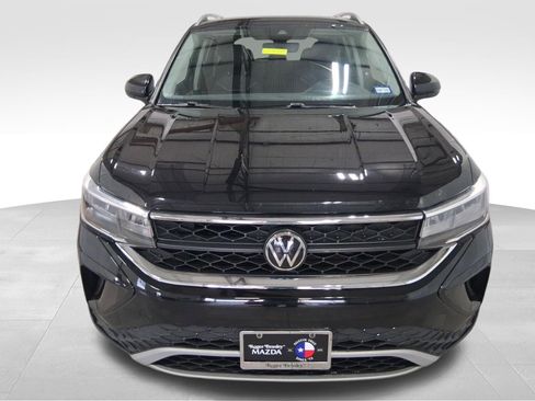 Used 2023 Volkswagen Taos SE w/ Panoramic Sunroof Package image 2