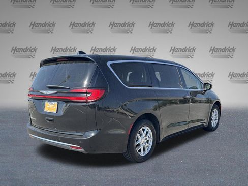 Used 2023 Chrysler Pacifica Touring-L FWD image 9