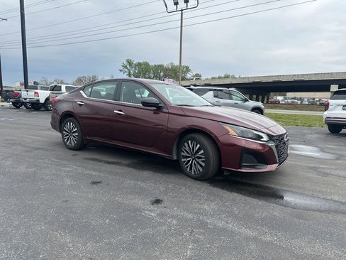 Used 2025 Nissan Altima 2.5 SV image 2