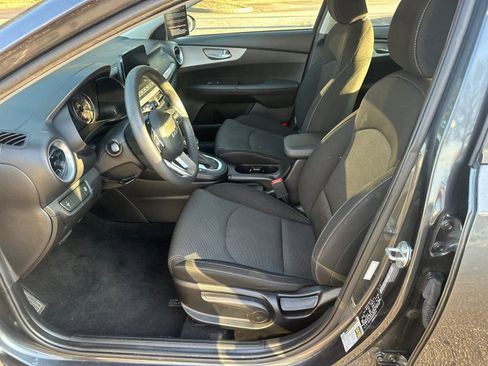 Used 2023 Kia Forte LXS image 9